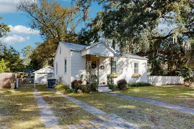 Image de Southern charm home w/enclosed yard, fire pit, wifi, piano & downtown Savannah
