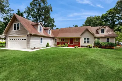 Image de Beautiful retreat with relaxing views, open layout, Ac, hot tub, yard & deck