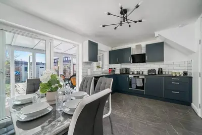Image de Spacious 5‑Bed House • Sleeps 11 • Parking •Wifi