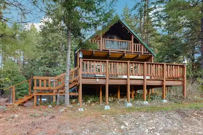 Image de Charming lakefront cabin with hot tub, private beach, and mountain views