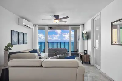 Image de Designer remodeleded apt. View, Parking, location, New listing!