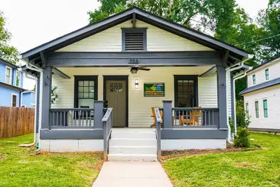 Image de Walk to Beltline: Wfh-Friendly Hub w/ Yard!