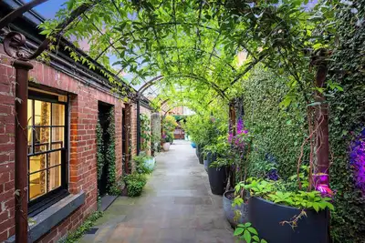 Image de The Empress | Direct Access Carlton Gardens