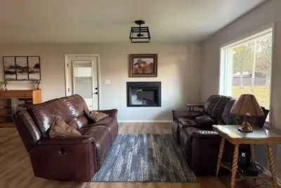 Image de Marvelous 3-bedroom house in welcoming Clovis. Perfect for a crew or family!