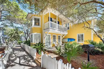 Image de Angel in the Dunes- Charming 1 Br Carriage House w/Balcony in Seaside