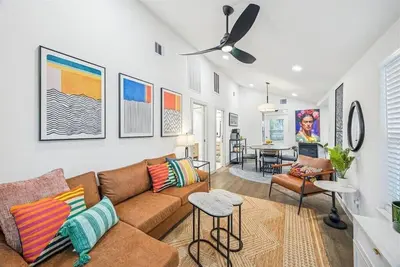 Image de A Hoot's Nest-Lux Boutique Bungalow near Downtown Atx with Ev Outlet! ⭐️⭐️⭐️⭐️⭐️