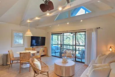 Image de Luxury Top Floor Villa, Steps to beach, Night Heron Park & The Nest