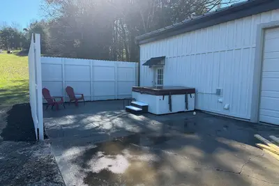 Image de Cozy 1-bedroom apartment in lovely Loudon with hot tub