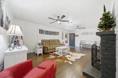 Image de Peaceful, cozy home with firepit