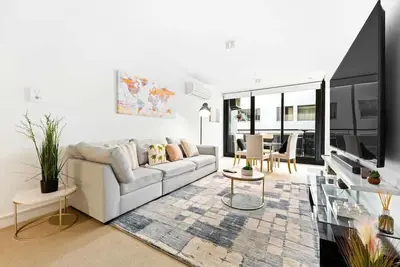 Image de Modern Lakeside Living at Monarc - 2br w parking