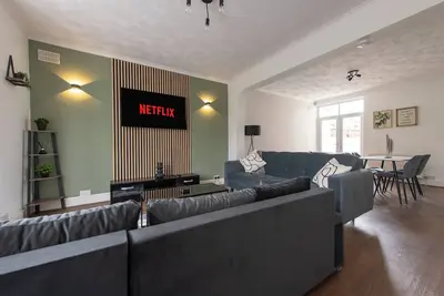 Image de Modern 3-Bed | Sleeps 8 | Fast WiFi | Parking | Pool Table