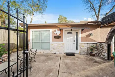 Image de Private 2br Guesthouse: Food Hub & Easy Freeway Access in Southwest Houston