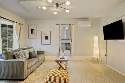 Image de Unbeatable Uw Location | Bright 3br/2ba Upper Unit