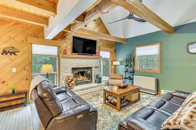 Image de 8 Mi to Mt Snow: 'Cozy Bear Cabin' w/ Hot Tub!