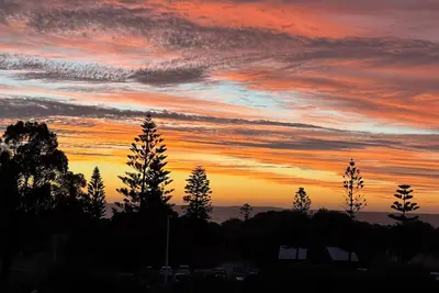 Image de Coogee Beach House. Sunsets and yellow sand. 2 minutes to the ocean.