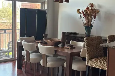 Image de Beautiful condo with elevator right into your unit in North Kenwood Hyde Park.