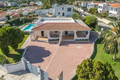 Image de Villa « Fontane Bianche – Piscine privée » avec vue sur mer, Wi-Fi et climatisation