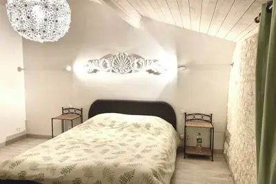 Image de Maison en pierre proche CenterParcs et Futuroscope. (Tuffeau, poutres, tomettes)