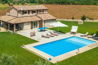 Image de Spacieuse villa de campagne avec piscine privée
