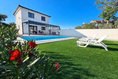 Image de Maison à étage avec piscine