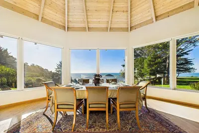 Image de Emerald Phoenix Estate~18 Acres of Ocean Front Luxury w/ Hot Tub & Sauna!