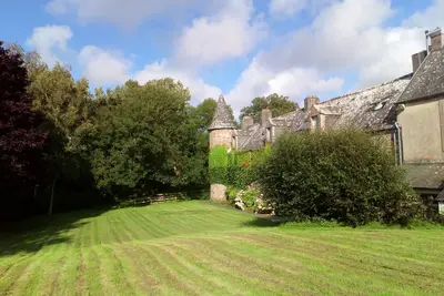 Image de Manoir Breton avec parc bordé d'une rivière
