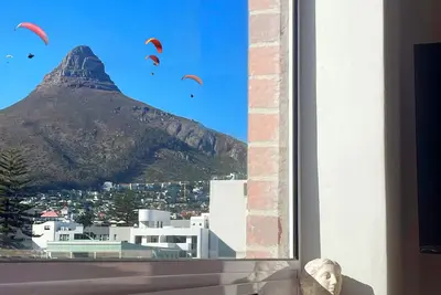 Image de Lux Arts Loft by Sea—Unique Globally Curated Designer—Beach Block—Mountain Views