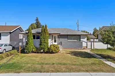 Image de Spacious 3br Home sleeps up to 8 guests with 1 full kitchen, cozy living areas, Smart TVs, and private entries. Family + pet friendly, near downtown & Whyte Ave. Free parking, Wi-Fi, and fire pit included!