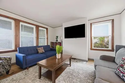 Image de Cozy King Bed - Near City - Easy Airport Access