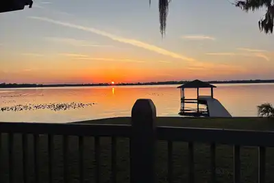 Image de Romantic Winter Escape with Lake Views Private dock, Sunset Views, cozy fire pit