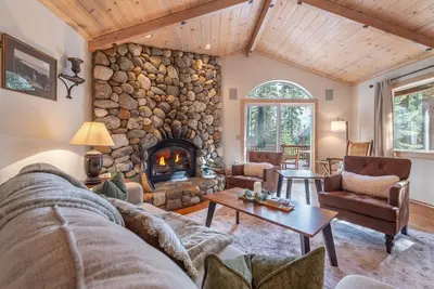 Image de Dog-Friendly 3-Bedroom Home, Steps to Tahoe Beach!