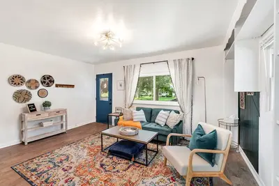 Image de ★Downtown Perrysburg Bungalow w/ additional space★