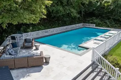 Image de Chic Shinnecock Hills Home, Walking distance to golf course, private pool