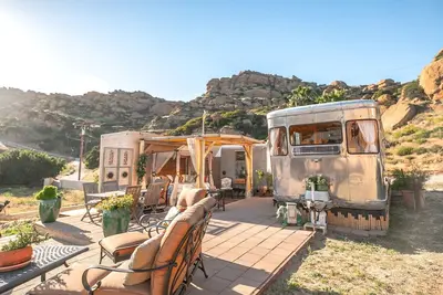 Image de Vintage Glamping Travel Trailer with Views of San Fernando Valley near Los Angeles, California