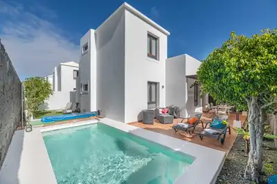 Image de Villa de vacances « Casa Lunnett » avec vue sur la mer, piscine privée et Wi-Fi