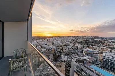 Image de Sunset Mercury Tower Designer Apartment with Pool