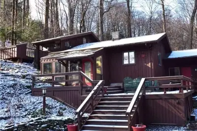 Image de Tranquil 4-bedroom forest house perfect for a relaxing getaway in Jamesville
