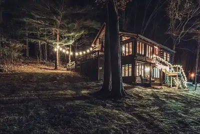 Image de Cozy Pines Family Retreat Charming Treehouse Private Hot Tub