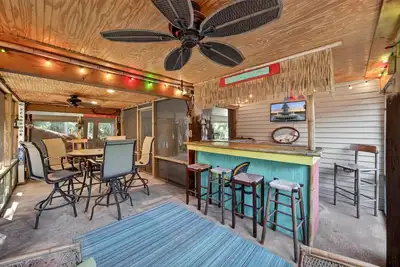 Image de Pet Friendly, Tiki Bar, 3 pools, pickleball!