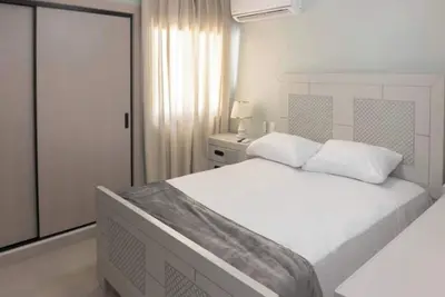 Image de Beautiful modern condo with pool, 2 bedrooms, 2 bathrooms & balcony, secured 24/7