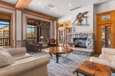 Image de 2br Condo Near Gondola | Balcony, Pool & Kitchen