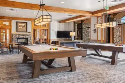 Image de Studio Condo w/ Fireplace & Pool | Near Gondola!