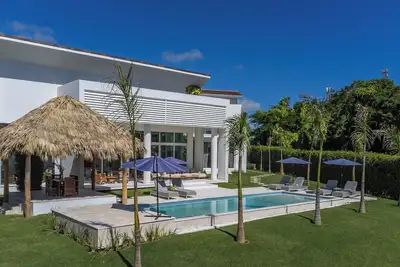 Image de Modern 5-Bedroom Luxury Villa with Pool, Beach & Golf in Punta Cana Resort