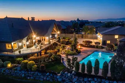 Image de Wasatch Luxury Estate with Indoor Pickleball Theatre and Hot Tub