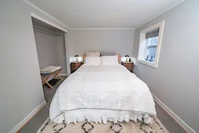 Image de Beautifully-remodeled lower level of a Craftsman home in the coveted Magnolia.