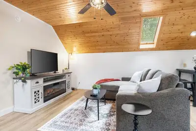 Image de 2 min to Crystal Mtn~Fireplace~Guitar~PacMan~GameRoom~Records~Firepit