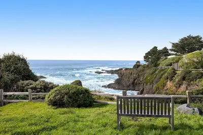 Image de Remodeled oceanfront estate with Studio Cottage