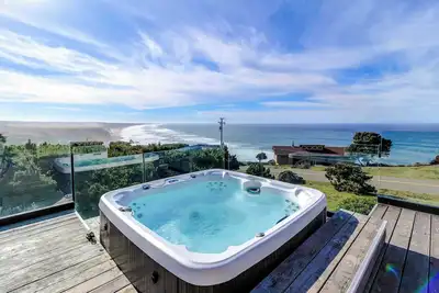 Image de Stunning ocean view home with hot tub and deck