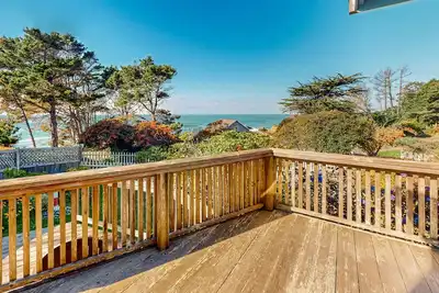 Image de Oceanview Home with Guest Cottage & Artist Studio