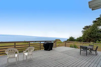 Image de Elk Beach House - Ocean Views, Large Deck & Grill